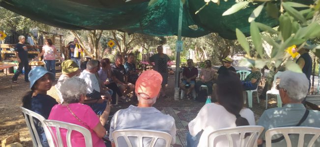 בוסתן תם בחוף כרמל בסיור למפונים שהגיעו לאזור