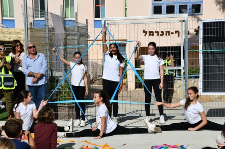 ילדי מועצת חוף כרמל בטקס הפתיחה של 2 בתי ספר חדשים לטובת מאות ילדים שפונו מהדרום