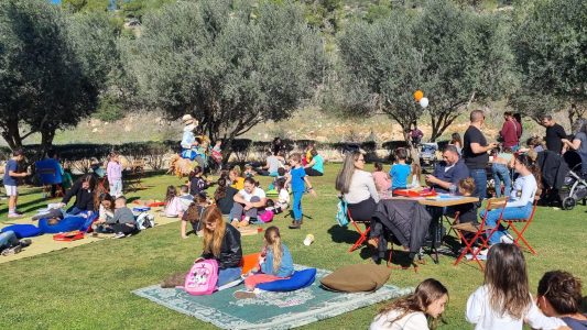 משפחות של מילואימניקים באירוע קהילה בחוף כרמל