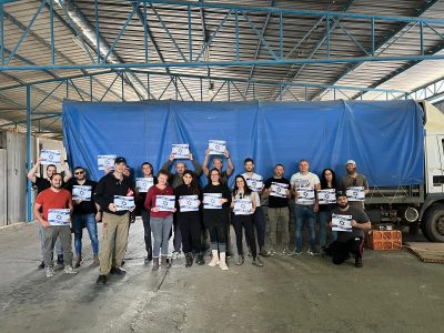 מתנדבים בקטיף בננות בגבע כרמל