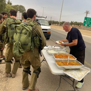 תושבי חוף כרמל מתנדבים עם חלוקת מזון לחיילים