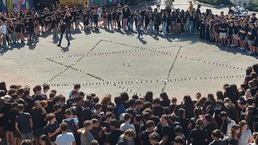 תלמידי בית ספר אורט כרמים מציינים 30 לטבח בעוטף עזה