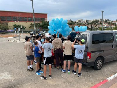 תלמידי כיתה ז מהישיבה התיכונית בזכרון יעקב עם 200 בלוני הליום