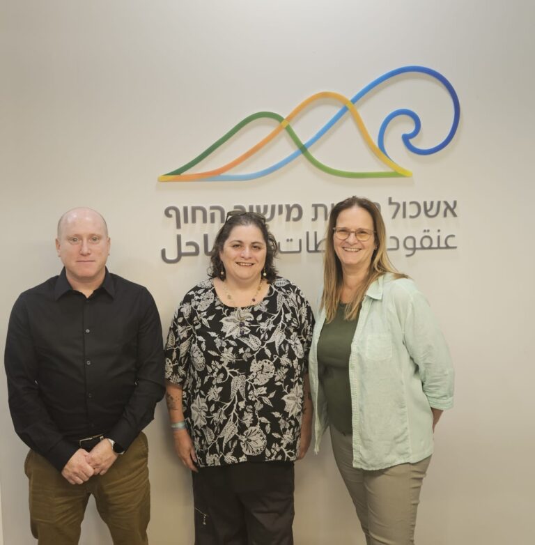 פגישה, 2 נשים עומדות וגבר אחד