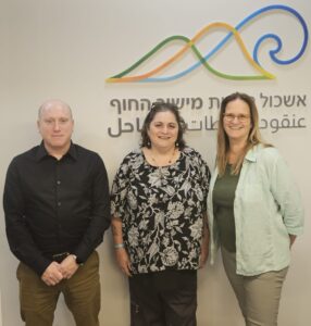 פגישה, 2 נשים עומדות וגבר אחד