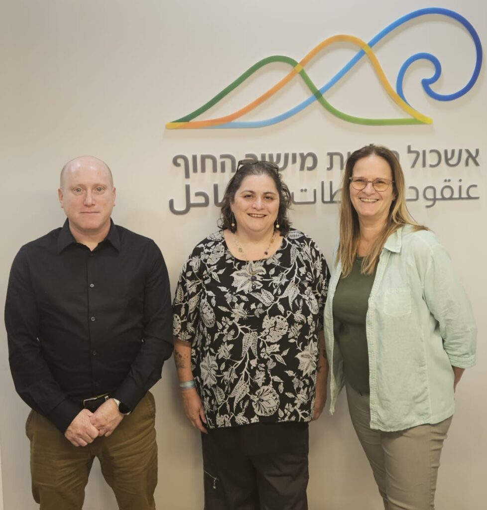 פגישה, 2 נשים עומדות וגבר אחד