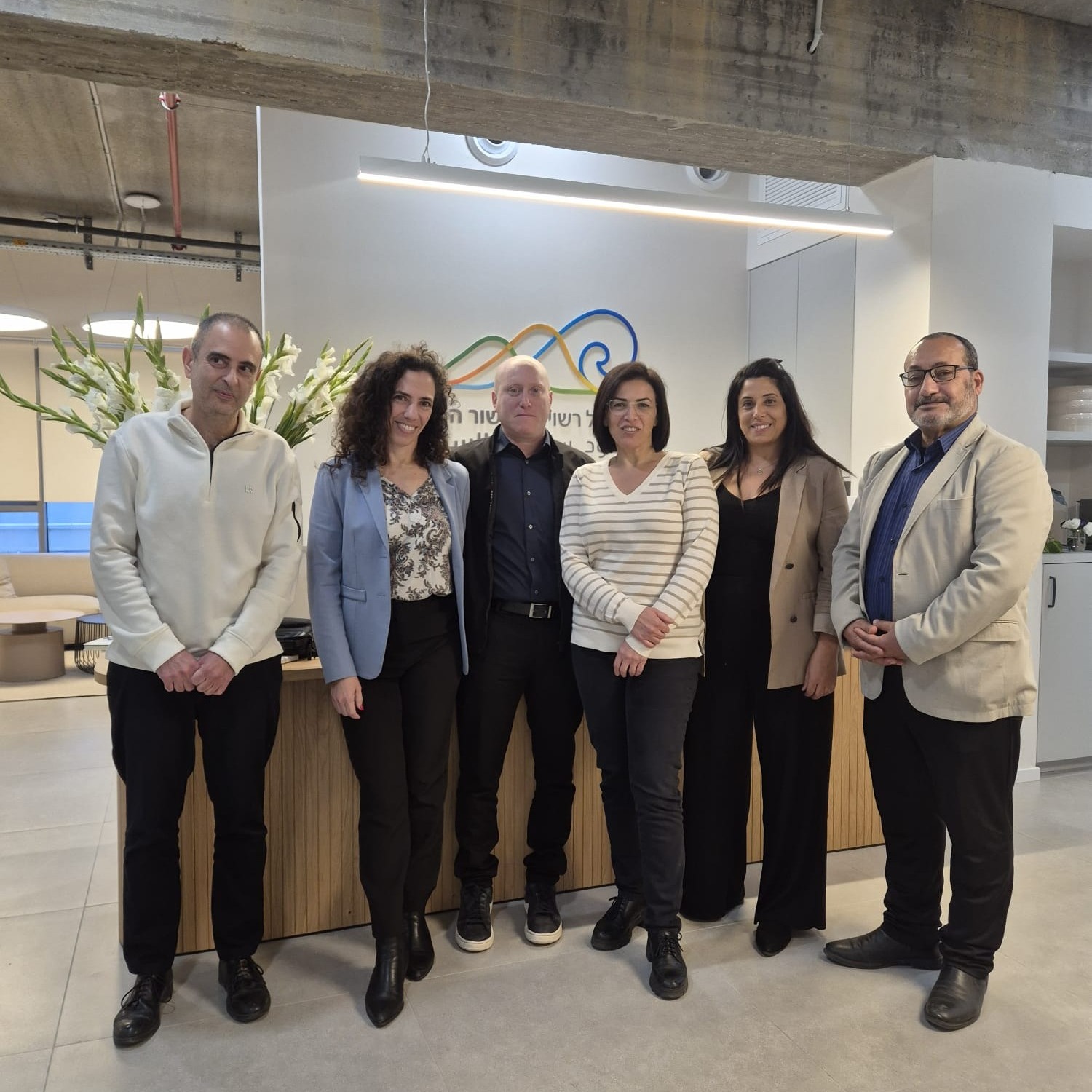 שיתופי פעולה אזוריים לחיזוק התעשייה והצמיחה עם נציגי משרד הכלכלה: נורית צור־רבינו - מנהלת מערך תעשייה, רעות שרון - מנהלת מינהל תעשיות, בועז בן אהרון - מנהל תחום תעשייה וכלכלן ומוניר אגבריה - מנהל תחום בכיר “כחול לבן”. ובנוסף נציגי האשכול: תמיר מילרד - מנכ״ל האשכול; אושרת נגר- מנהלת האגף לפיתוח כלכלי ומיה ביתן - מנהלת מחלקת צמיחה.