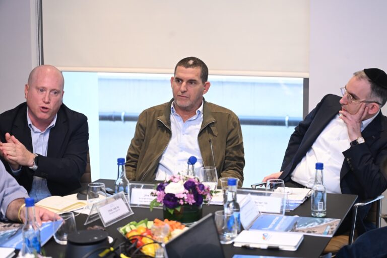 3 גברים סביב שולחן בפגישה